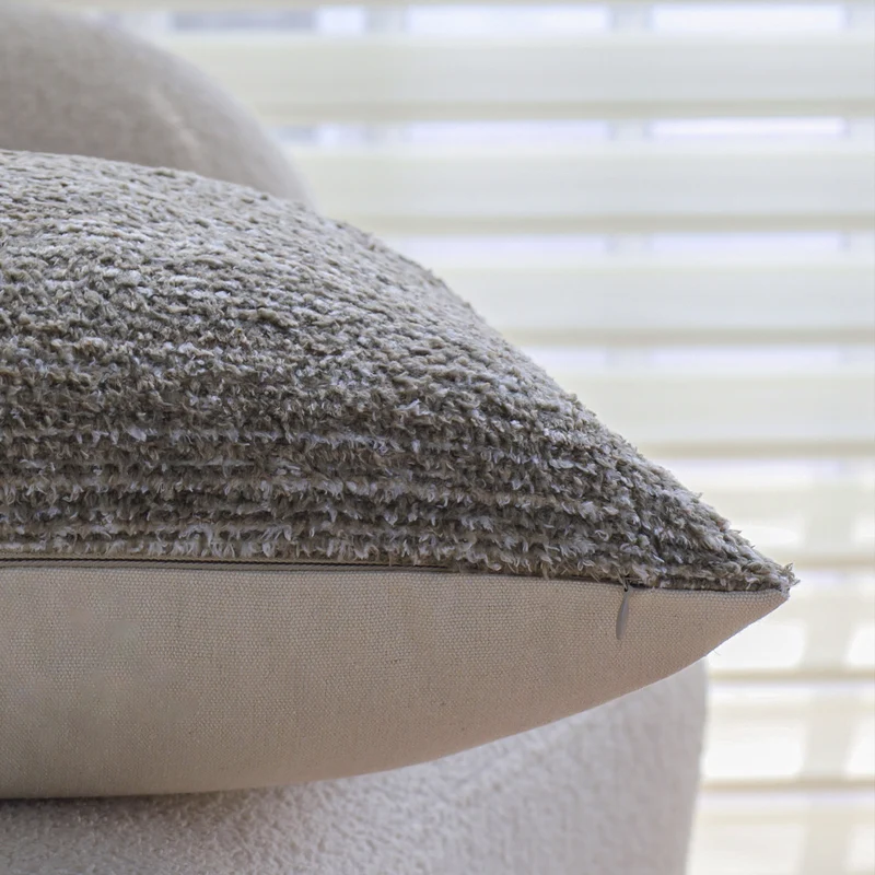 Quadratischer Kissenbezug aus weicher Chenille-Bouclé mit gerippter Textur Karnz
