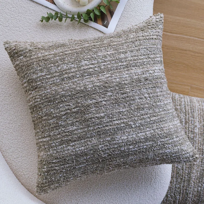 Quadratischer Kissenbezug aus weicher Chenille-Bouclé mit gerippter Textur Karnz