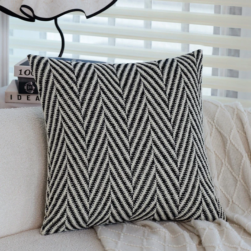 Quadratischer Kissenbezug aus Teddybouclé mit geprägtem Zebra‑Tufting und verdecktem Reißverschluss Karnz