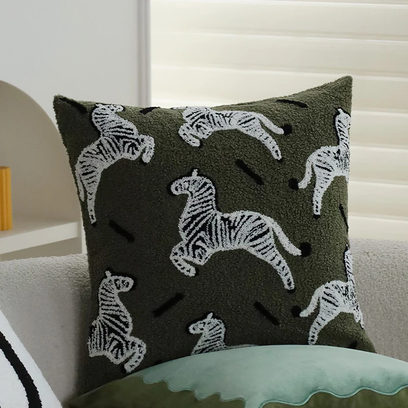 Quadratischer Kissenbezug aus Teddybouclé mit geprägtem Zebra‑Tufting und verdecktem Reißverschluss Karnz