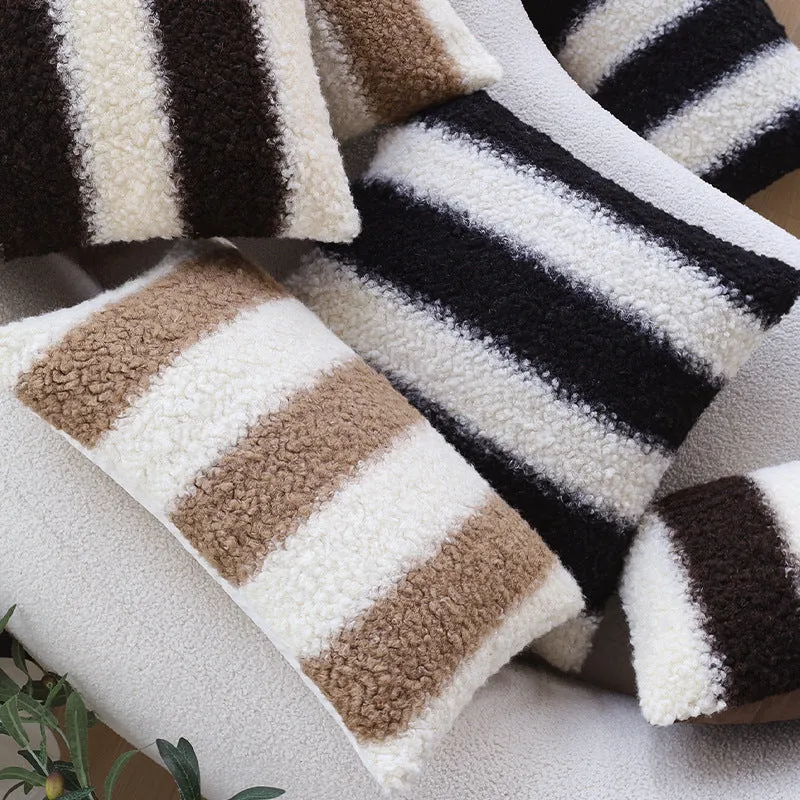 Quadratischer Kissenbezug aus Teddy‑Bouclé mit reliefierten Streifen und softem Flor Karnz