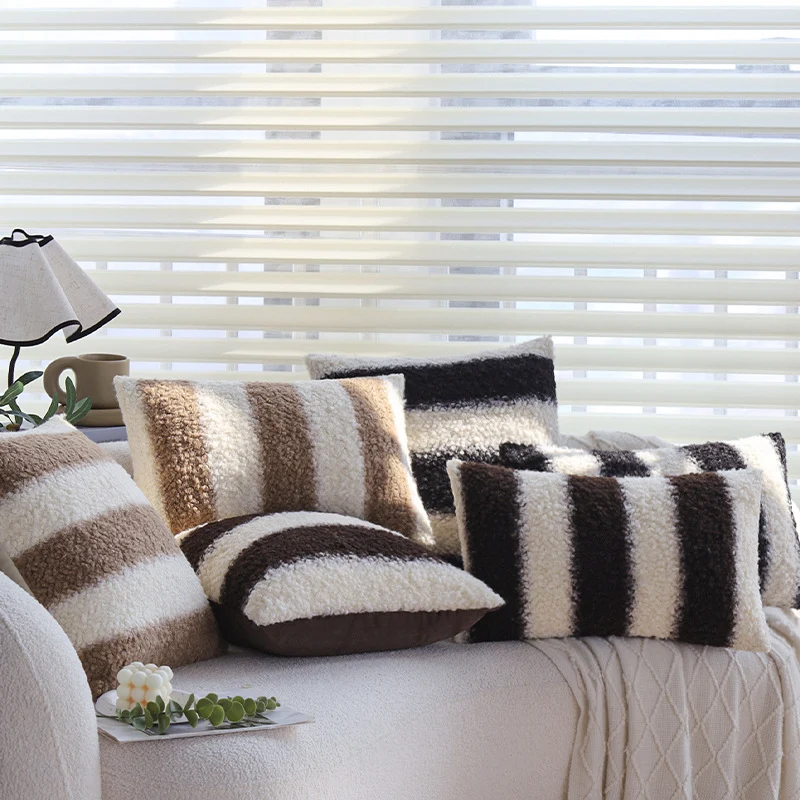 Quadratischer Kissenbezug aus Teddy‑Bouclé mit reliefierten Streifen und softem Flor Karnz