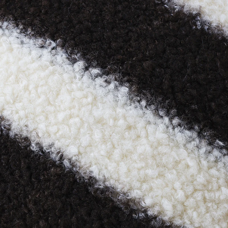 Quadratischer Kissenbezug aus Teddy‑Bouclé mit reliefierten Streifen und softem Flor Karnz