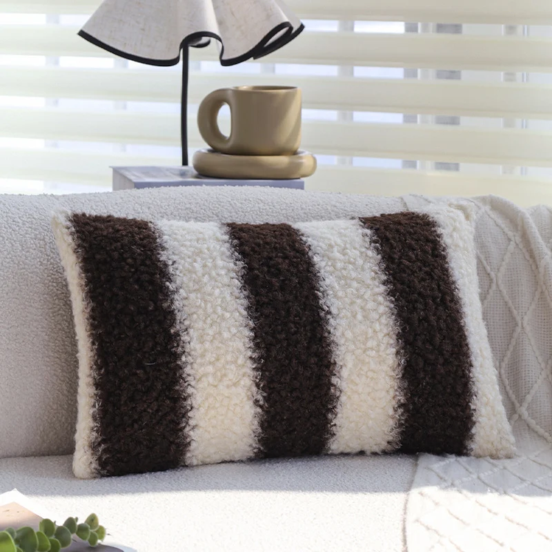 Quadratischer Kissenbezug aus Teddy‑Bouclé mit reliefierten Streifen und softem Flor Karnz