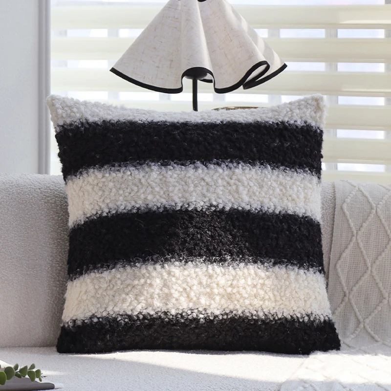 Quadratischer Kissenbezug aus Teddy‑Bouclé mit reliefierten Streifen und softem Flor Karnz