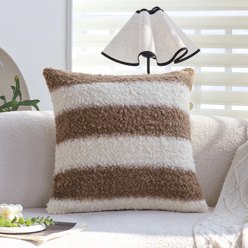 Quadratischer Kissenbezug aus Teddy‑Bouclé mit reliefierten Streifen und softem Flor Karnz