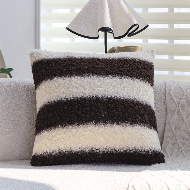 Quadratischer Kissenbezug aus Teddy‑Bouclé mit reliefierten Streifen und softem Flor Karnz