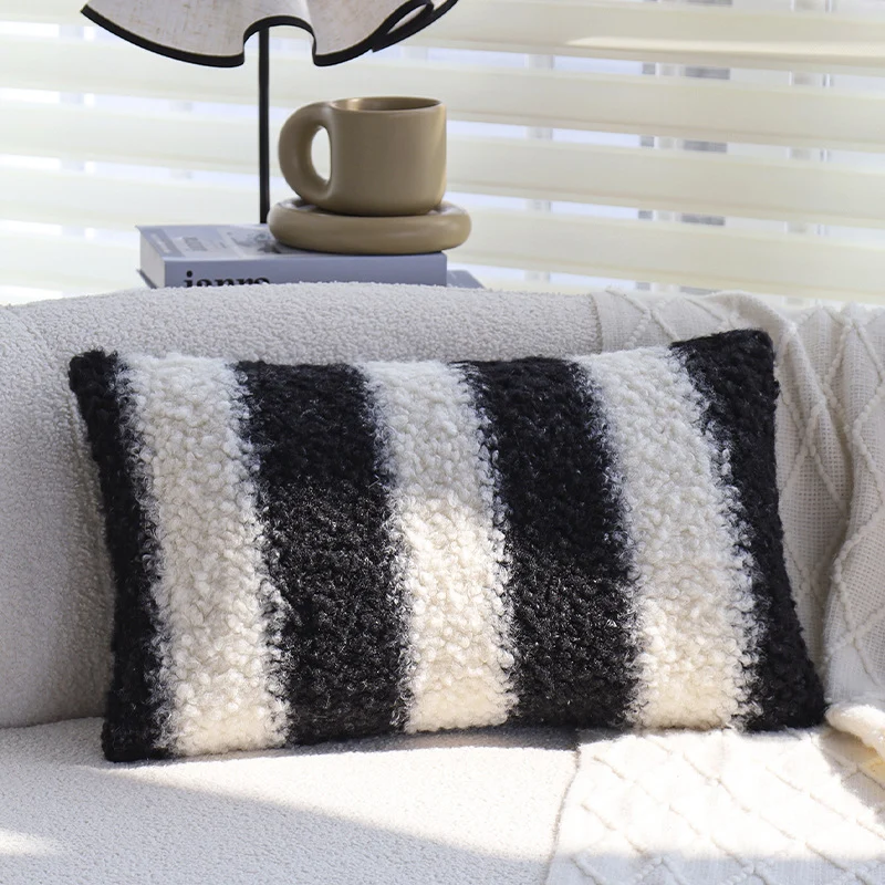 Quadratischer Kissenbezug aus Teddy‑Bouclé mit reliefierten Streifen und softem Flor Karnz