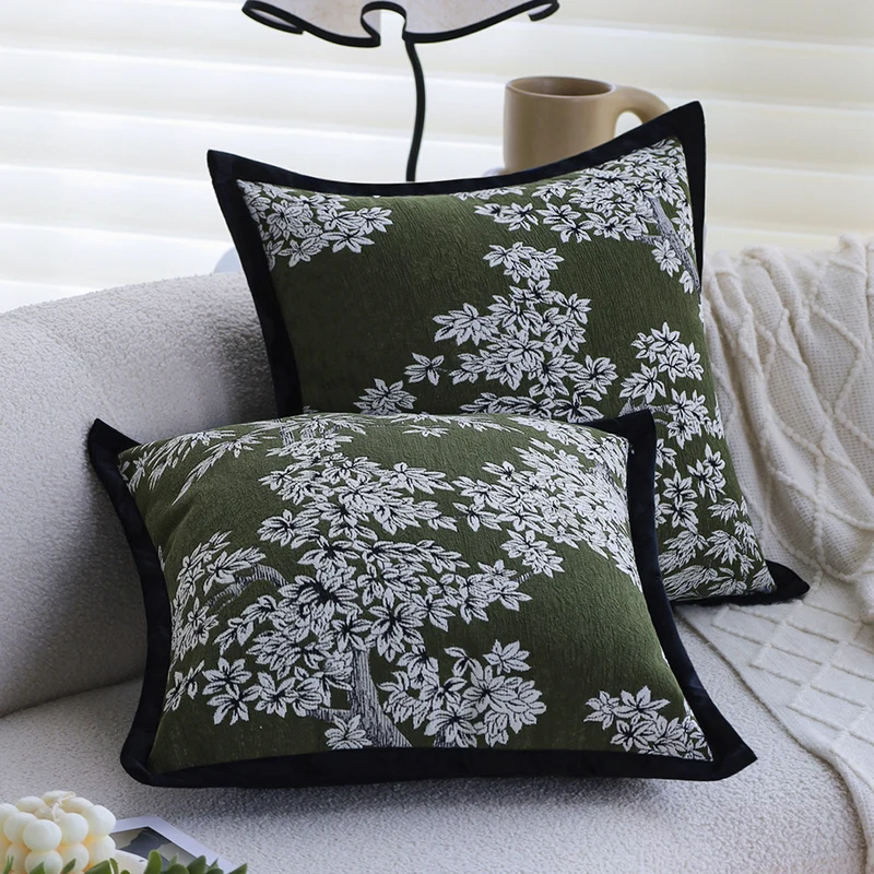 Quadratischer Jacquard-Kissenbezug mit orientalisch inspiriertem Blumenrelief und kontrastierender Keder Karnz