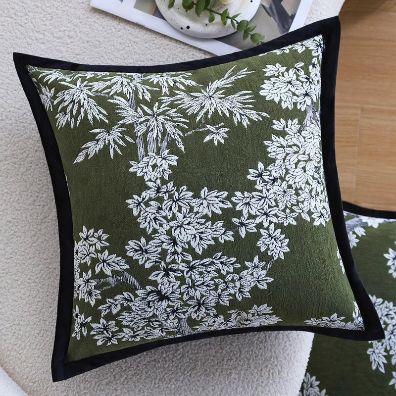 Quadratischer Jacquard-Kissenbezug mit orientalisch inspiriertem Blumenrelief und kontrastierender Keder Karnz