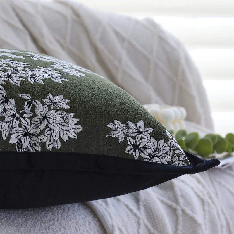 Quadratischer Jacquard-Kissenbezug mit orientalisch inspiriertem Blumenrelief und kontrastierender Keder Karnz