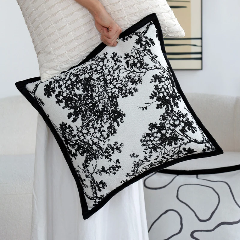 Quadratischer Jacquard-Kissenbezug mit monochromem Baum‑Motiv und kontrastierender Keder Karnz