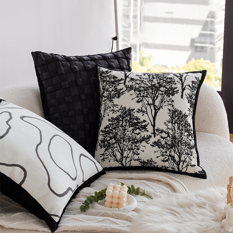 Quadratischer Jacquard-Kissenbezug mit monochromem Baum‑Motiv und kontrastierender Keder Karnz