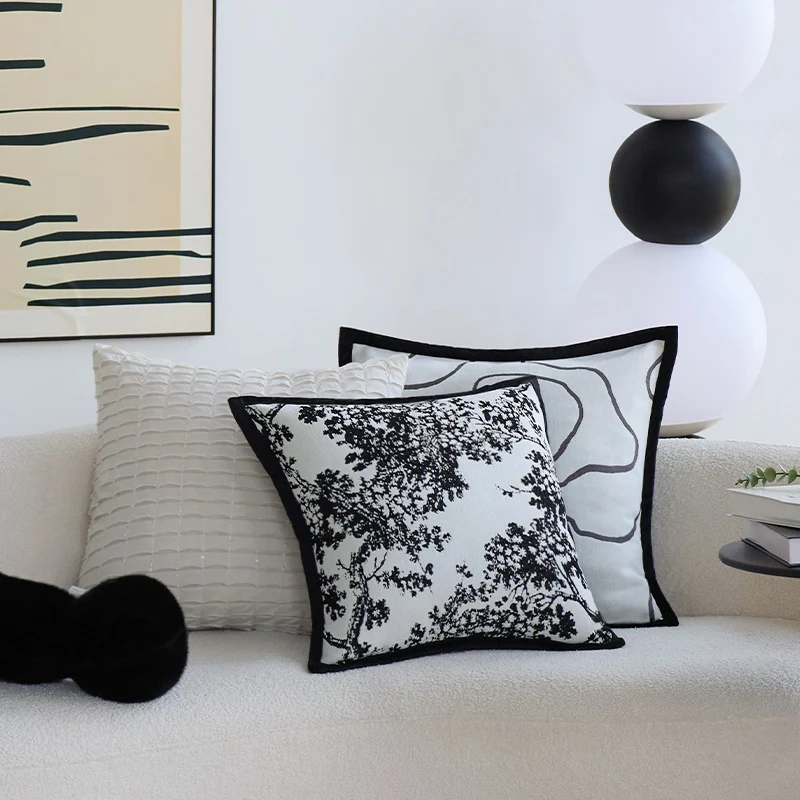 Quadratischer Jacquard-Kissenbezug mit monochromem Baum‑Motiv und kontrastierender Keder Karnz