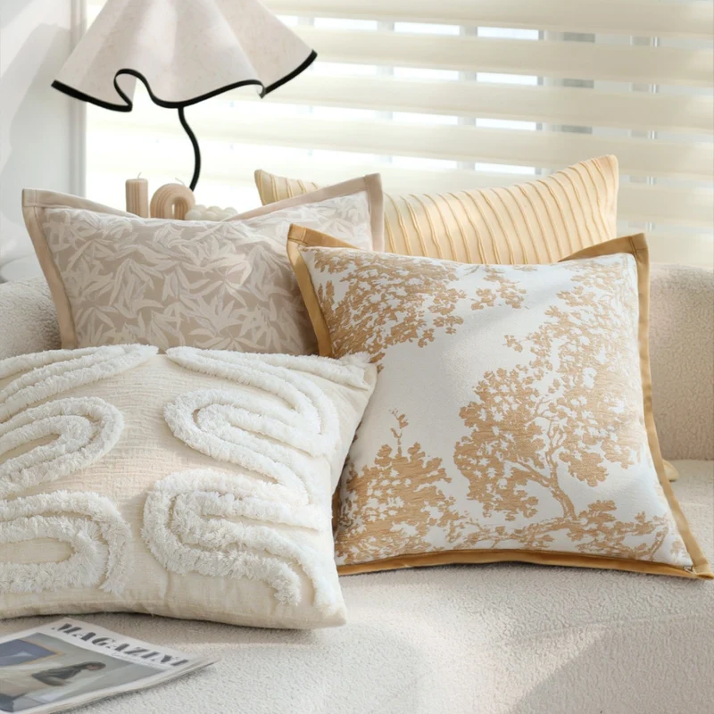 Quadratischer Jacquard‑Kissenbezug mit dezentem Blattrelief und feiner Paspel Karnz