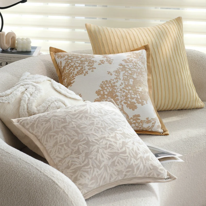 Quadratischer Jacquard‑Kissenbezug mit dezentem Blattrelief und feiner Paspel Karnz