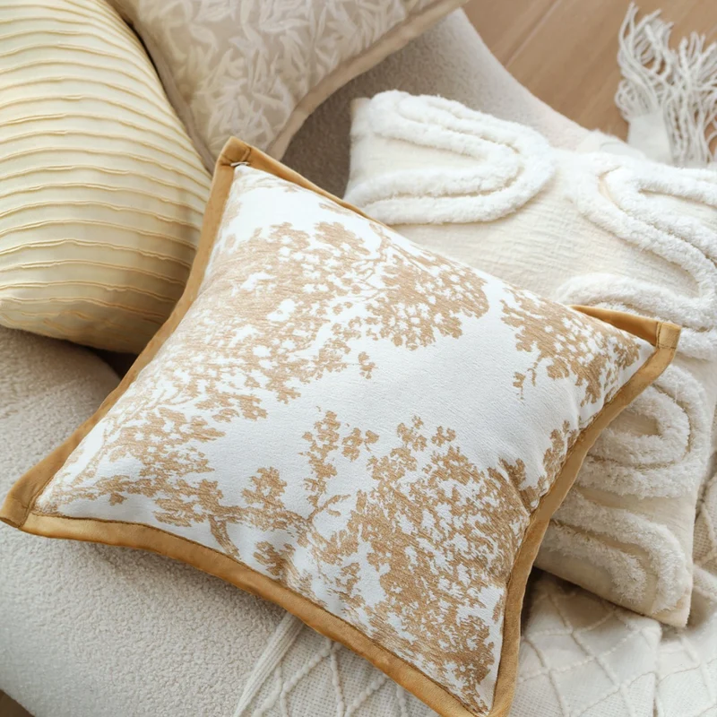 Quadratischer Jacquard‑Kissenbezug mit dezentem Blattrelief und feiner Paspel Karnz