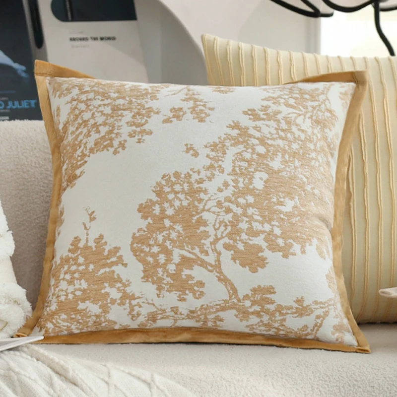Quadratischer Jacquard‑Kissenbezug mit dezentem Blattrelief und feiner Paspel Karnz