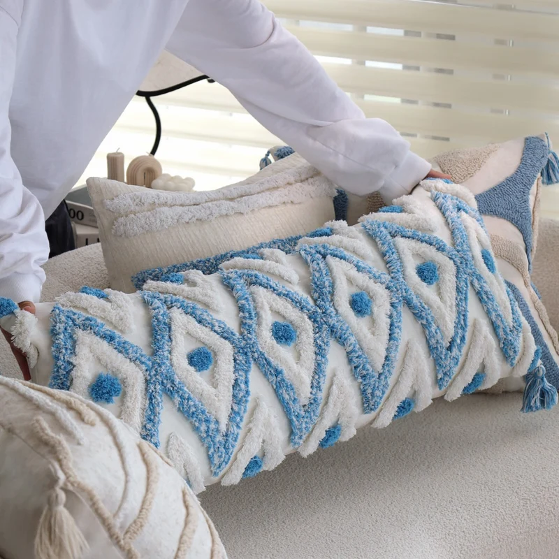 Quadratischer handgewebter Kissenbezug aus Baumwoll‑Leinen mit erhabenem Streifen‑Tufting und Eckquasten Karnz