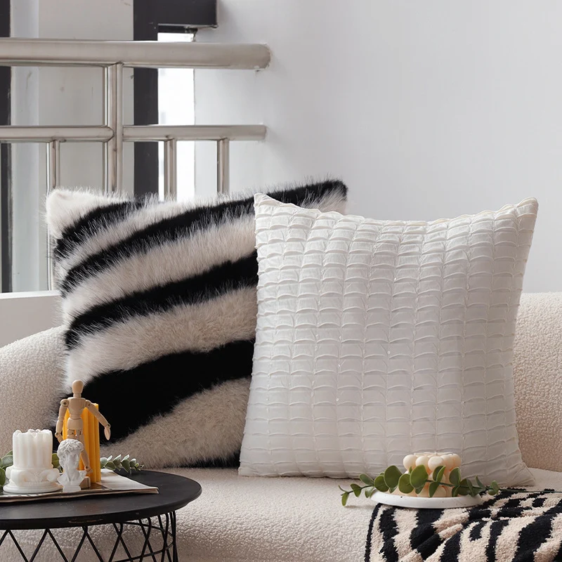 Quadratischer flauschiger Kunstfell-Kissenbezug im Zebra‑Look Karnz
