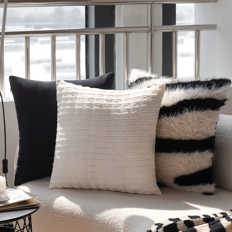 Quadratischer flauschiger Kunstfell-Kissenbezug im Zebra‑Look Karnz