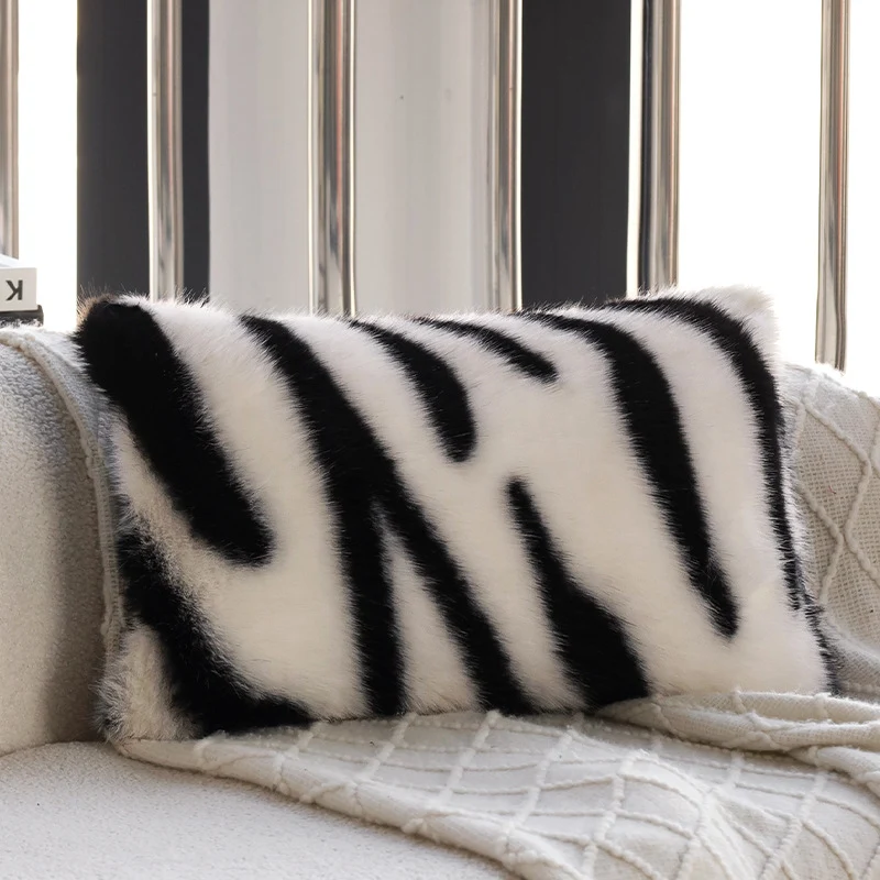 Quadratischer flauschiger Kunstfell-Kissenbezug im Zebra‑Look Karnz