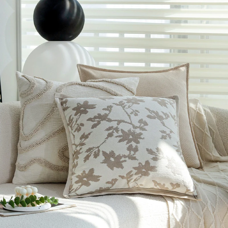 Quadratischer Feinstruktur-Kissenbezug mit botanischem Jacquard‑Relief und satinierter Keder Karnz