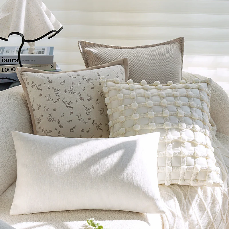 Quadratischer Feinstruktur-Kissenbezug mit botanischem Jacquard‑Relief und satinierter Keder Karnz