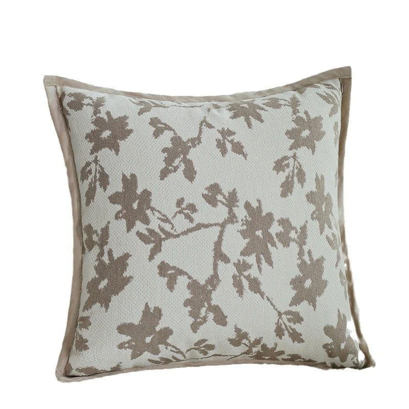 Quadratischer Feinstruktur-Kissenbezug mit botanischem Jacquard‑Relief und satinierter Keder Karnz