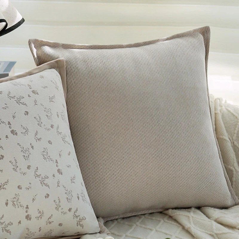Quadratischer Feinstruktur-Kissenbezug mit botanischem Jacquard‑Relief und satinierter Keder Karnz