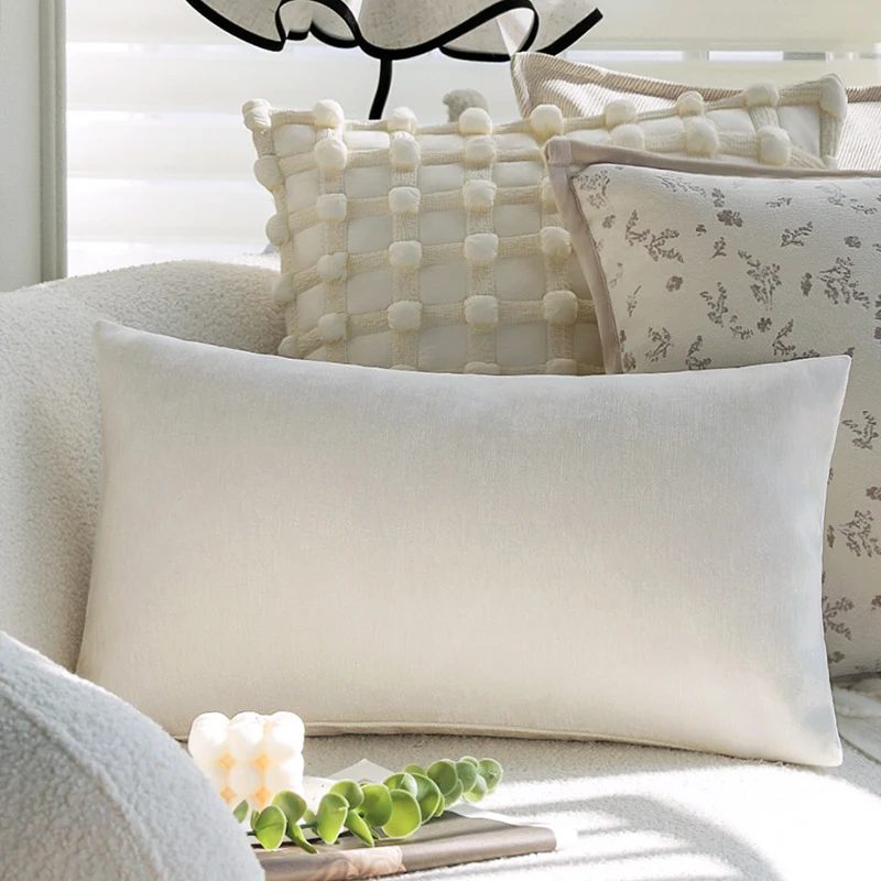 Quadratischer Feinstruktur-Kissenbezug mit botanischem Jacquard‑Relief und satinierter Keder Karnz