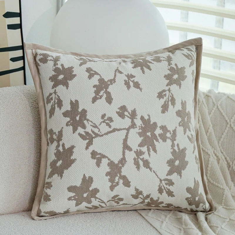 Quadratischer Feinstruktur-Kissenbezug mit botanischem Jacquard‑Relief und satinierter Keder Karnz