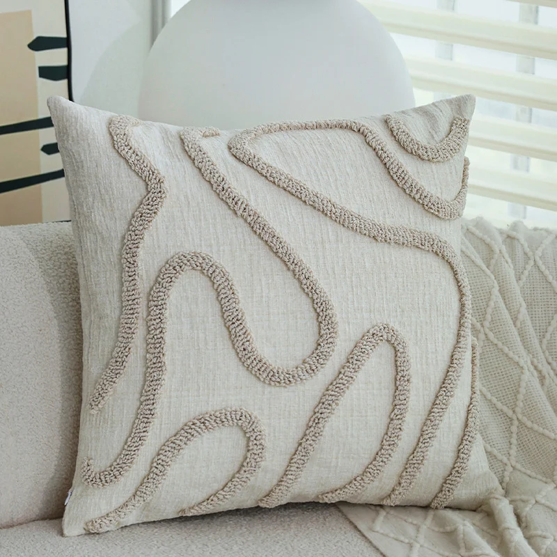 Quadratischer Feinstruktur-Kissenbezug mit botanischem Jacquard‑Relief und satinierter Keder Karnz