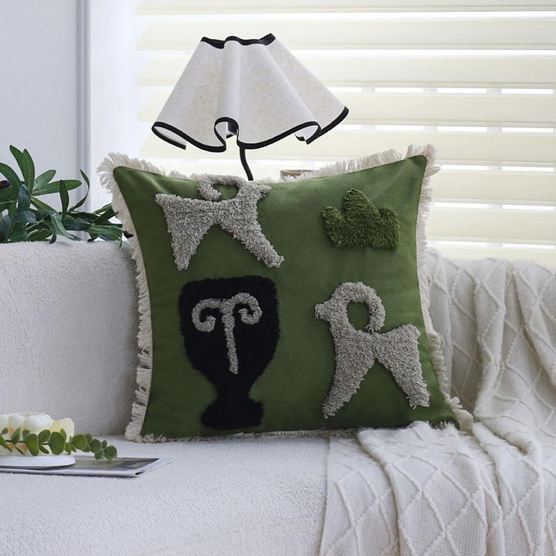 Quadratischer dekorativer Kissenbezug mit handtuftetem Ethno‑Applikationsmotiv und Fransenrand Karnz