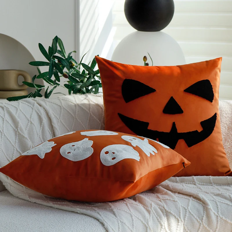 Quadratischer dekorativer Kissenbezug mit Halloween-Kürbisgesicht Tuft-Applikation aus Samt Karnz