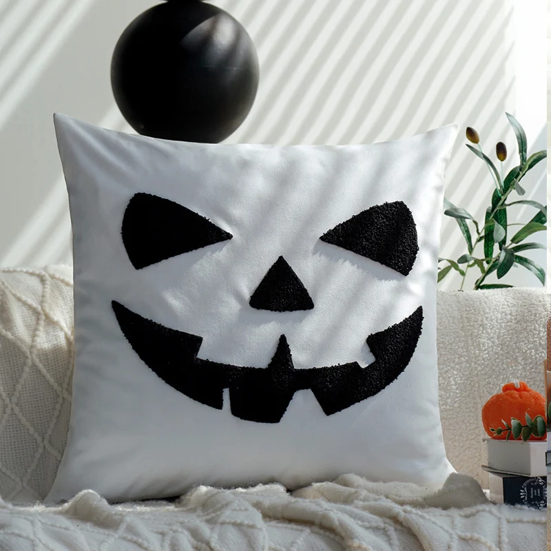 Quadratischer dekorativer Kissenbezug mit Halloween-Kürbisgesicht Tuft-Applikation aus Samt Karnz