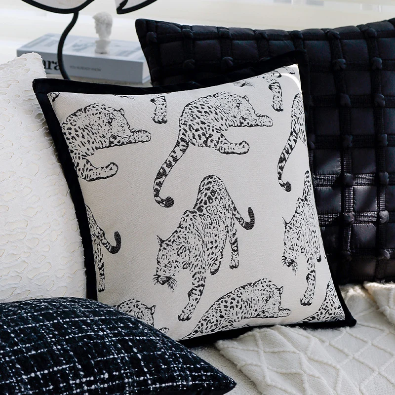 Quadratischer Dekorativer Kissenbezug mit großflächigem Wildtier-Jacquard und Samtpaspel Karnz