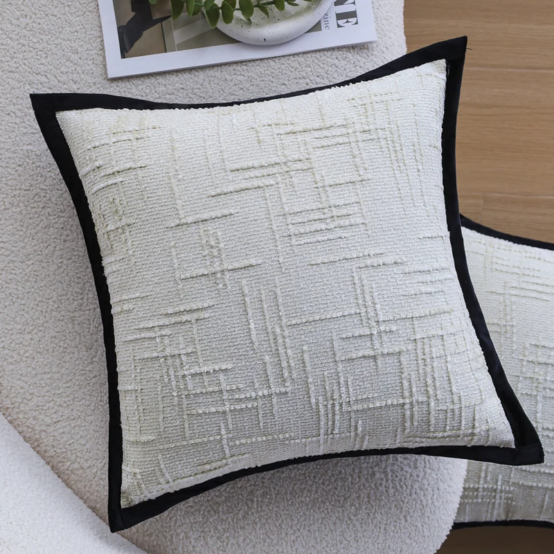 Quadratischer dekorativer Kissenbezug mit geometrischem Tufting und kontrastierender Paspel Karnz
