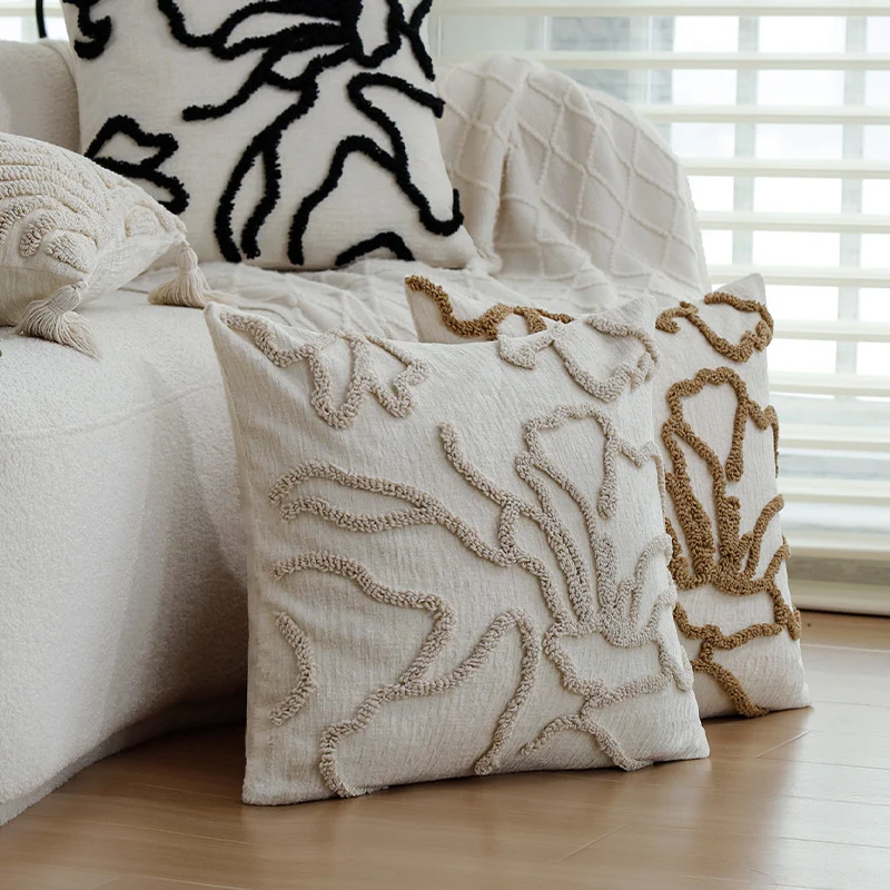 Quadratischer dekorativer Kissenbezug mit erhabenem floralen Chenille‑Tufting und Leinenoptik Karnz