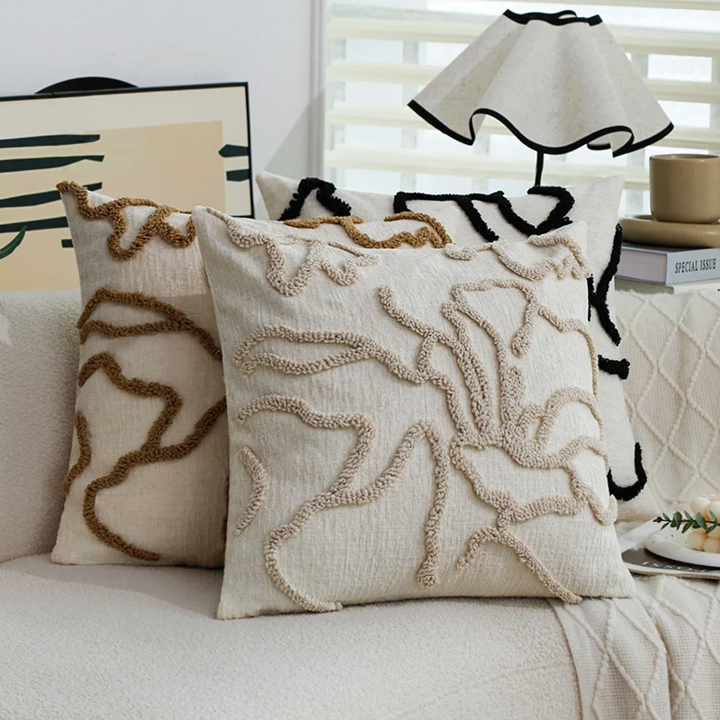 Quadratischer dekorativer Kissenbezug mit erhabenem floralen Chenille‑Tufting und Leinenoptik Karnz