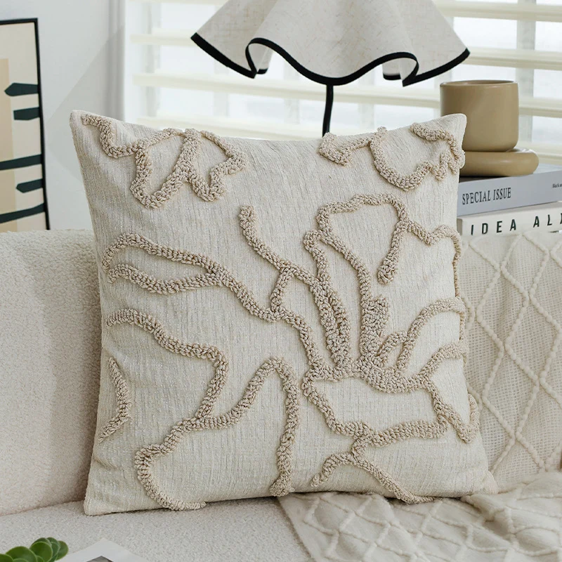 Quadratischer dekorativer Kissenbezug mit erhabenem floralen Chenille‑Tufting und Leinenoptik Karnz