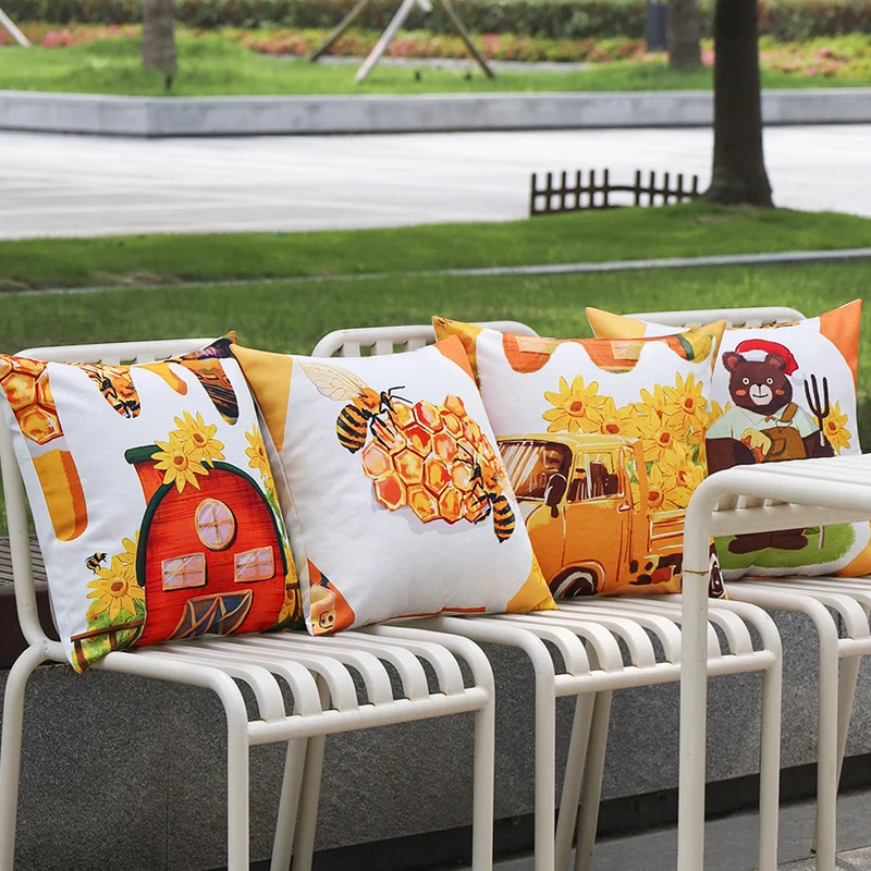 Quadratischer dekorativer Kissenbezug mit detailreichem Bienen‑ und Wabenprint Karnz