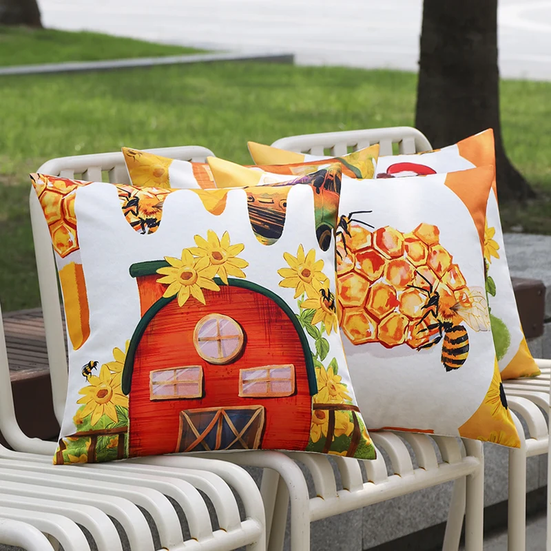 Quadratischer dekorativer Kissenbezug mit detailreichem Bienen‑ und Wabenprint Karnz