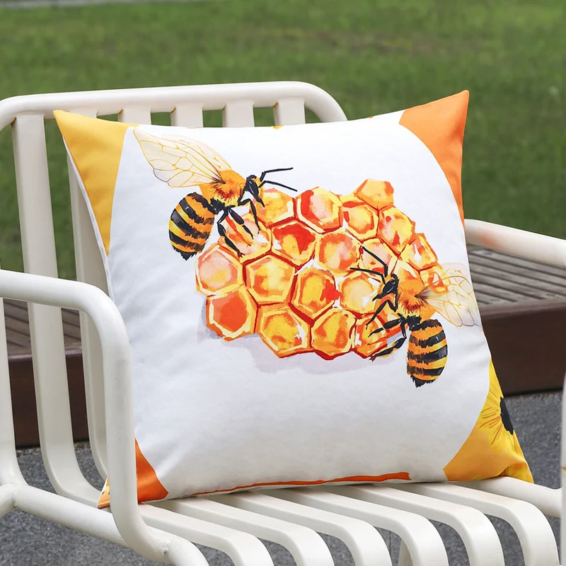 Quadratischer dekorativer Kissenbezug mit detailreichem Bienen‑ und Wabenprint Karnz
