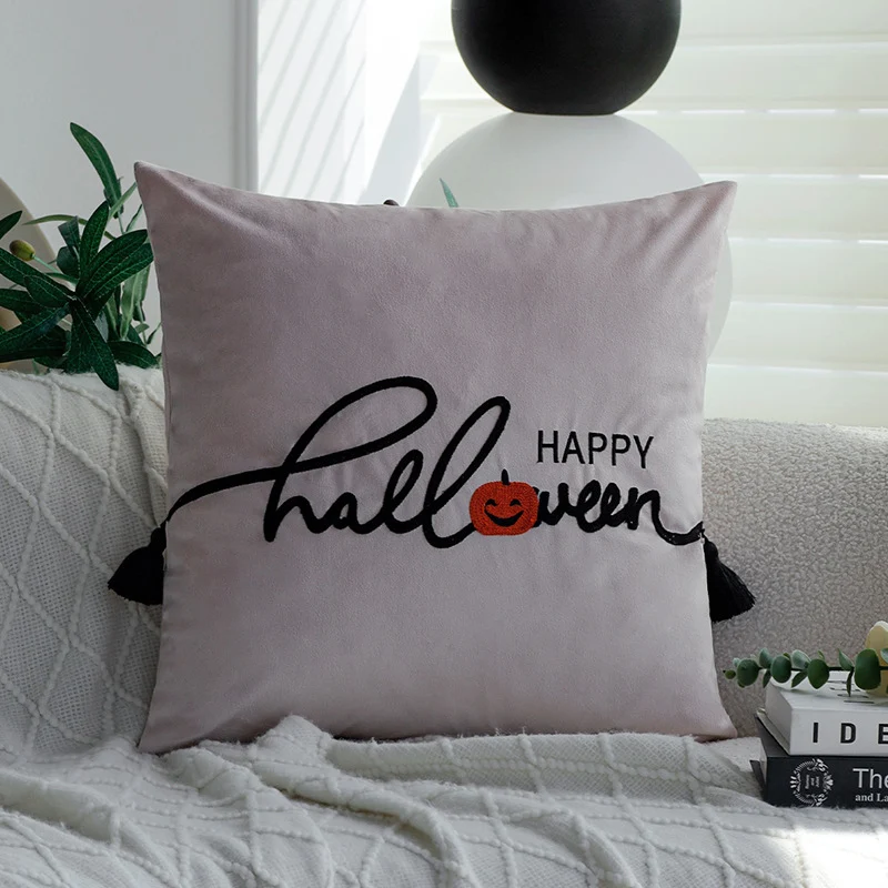 Quadratischer dekorativer Kissenbezug mit besticktem Happy‑Halloween‑Schriftzug, Kürbis‑Applikation und Quasten Karnz