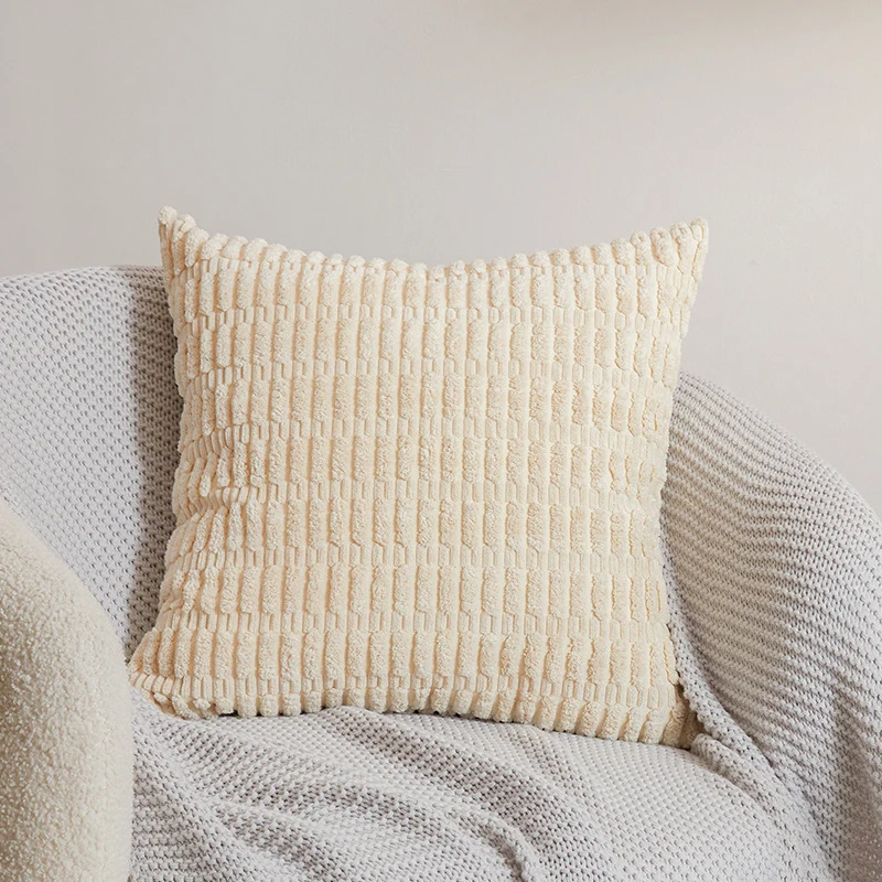 Quadratischer dekorativer Kissenbezug aus Soft‑Chenille mit geprägter Blockstruktur Karnz