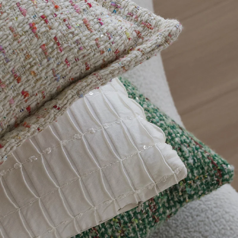 Quadratischer Bouclé-Kissenbezug im Tweedstil mit dezentem Multicolor‑Tufting Karnz