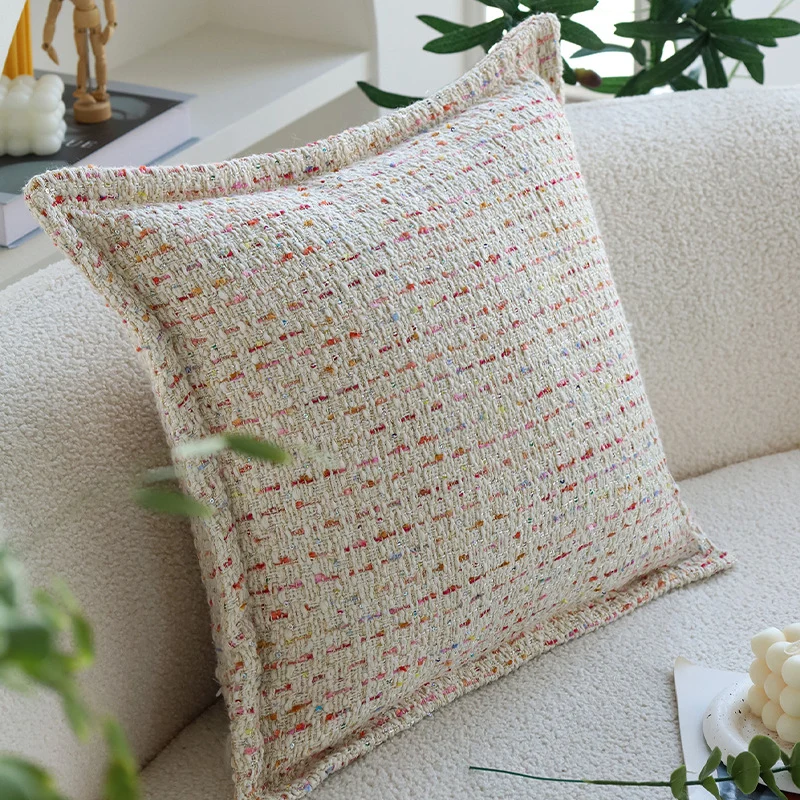 Quadratischer Bouclé-Kissenbezug im Tweedstil mit dezentem Multicolor‑Tufting Karnz