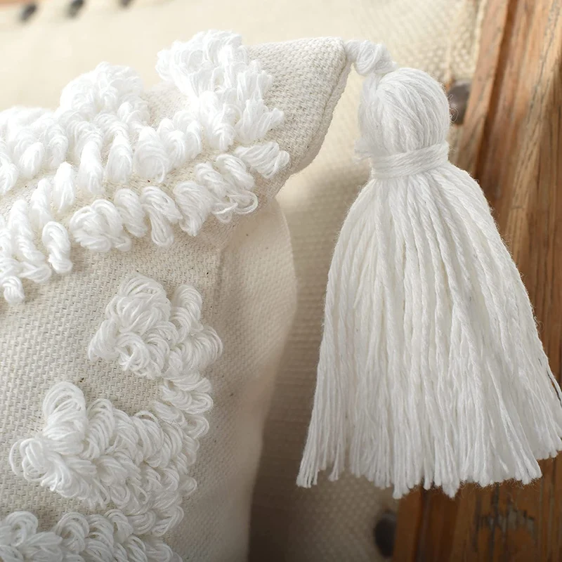 Quadratischer Boho‑Kissenbezug mit handtuftetem Diamant‑Tufting, hochflorigem Chenille‑Relief und Eckquasten Karnz