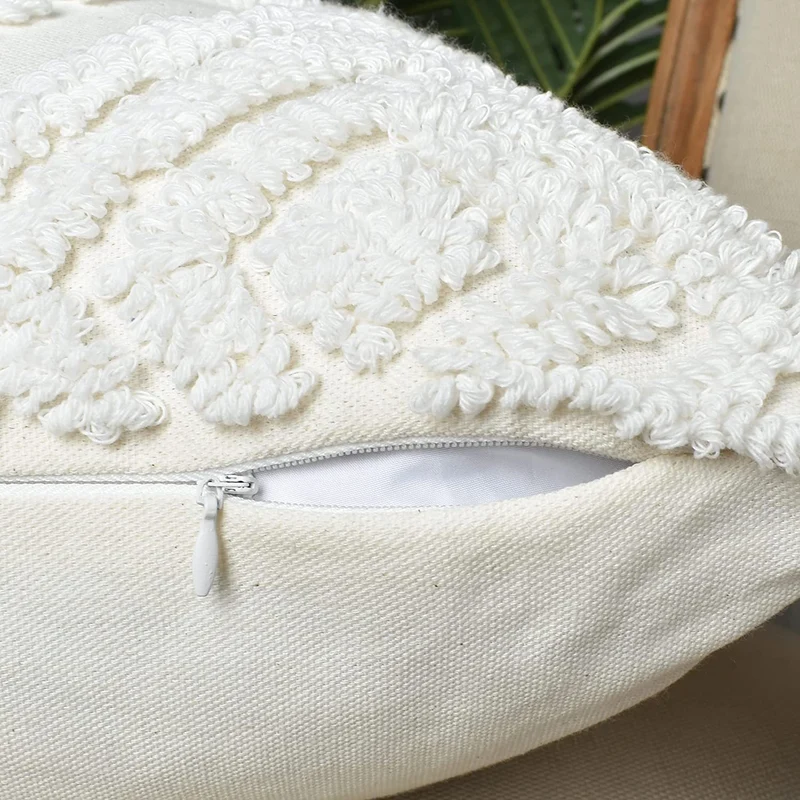 Quadratischer Boho‑Kissenbezug mit handtuftetem Diamant‑Tufting, hochflorigem Chenille‑Relief und Eckquasten Karnz